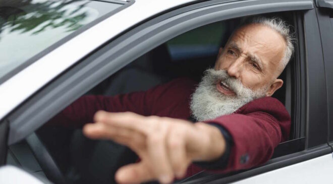 conducteur auto agé faché