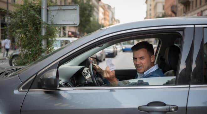 découvrez comment contester une amende liée à une signalisation masquée ou absente, les étapes de la procédure à suivre et les chances de succès pour faire valoir vos droits.